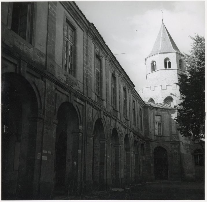 cour des rouges, façade est