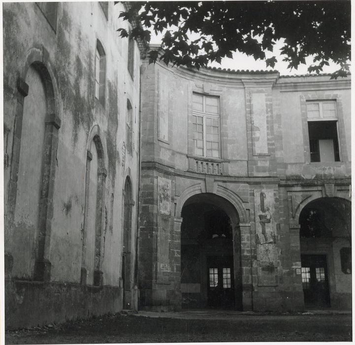 cour des rouges, angle nord-ouest