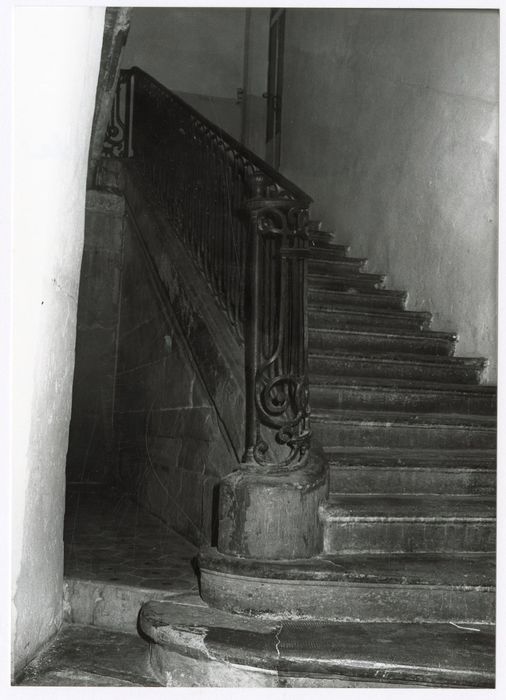 aile ouest, escalier, départ de la rampe