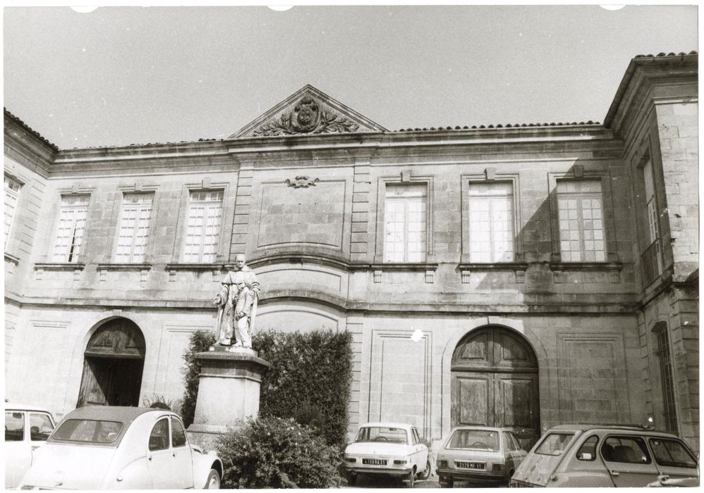 cour d’entrée, aile est, façade ouest