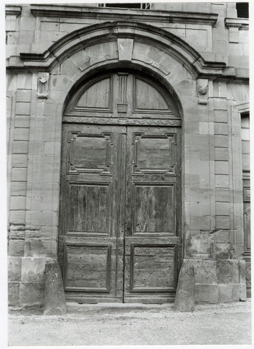 cour d’entrée, aile nord, portail d’accès sud