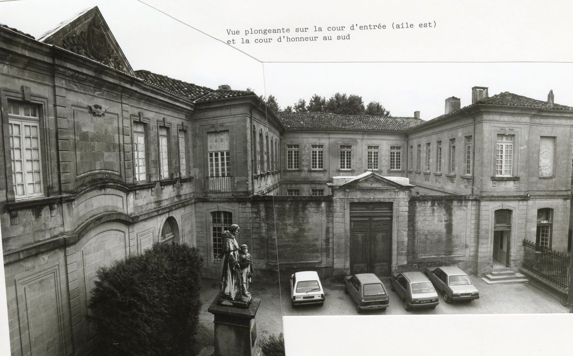 façade ouest de l’aile est sur la cour d’honneur, et cour d’honneur sud