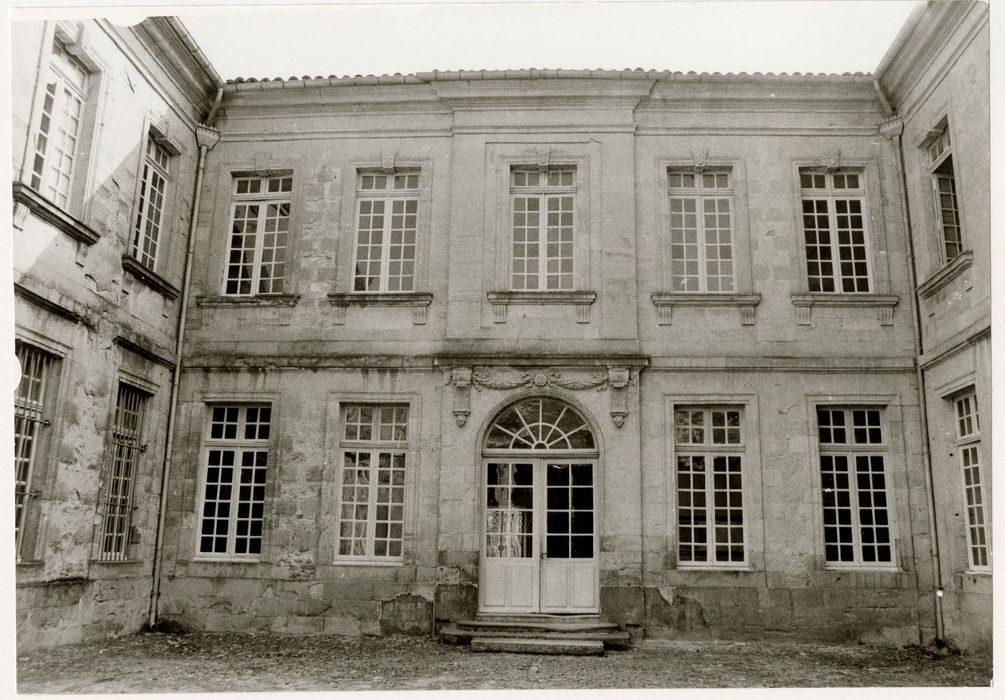 cour d’honneur, aile sud, façade nord
