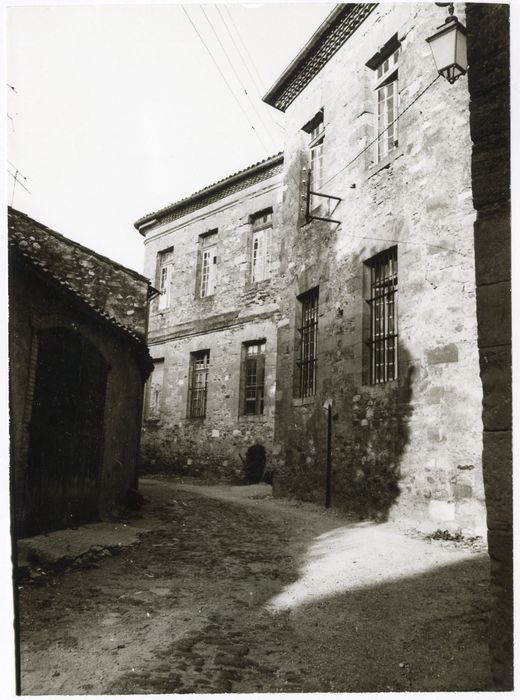 façades ouest sur la rue du Clocher