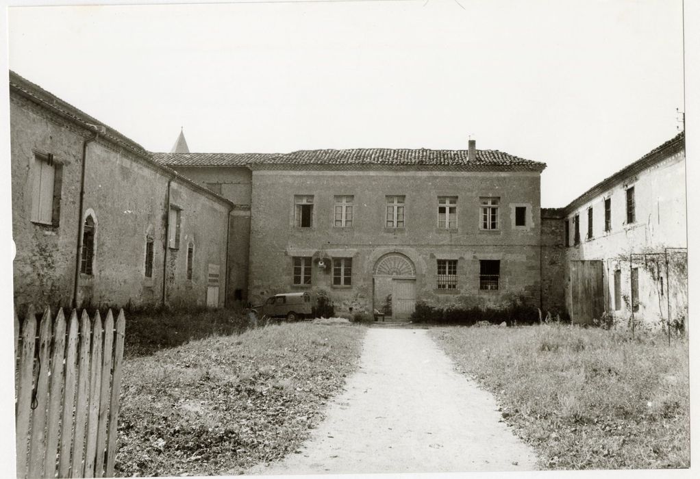 façade est sur la jardin de l’abbé