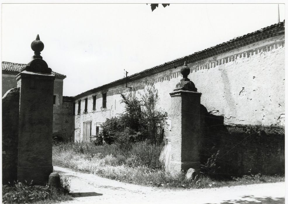 portail d’entrée est au jardin de l’abbé