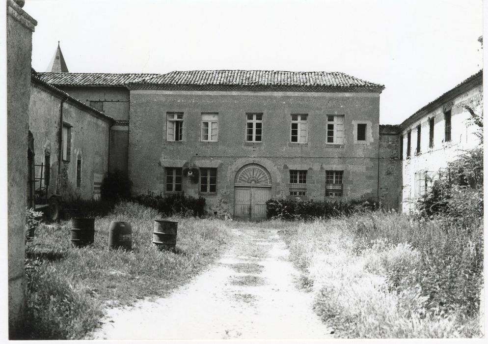 façade est sur le jardin de l’abbé