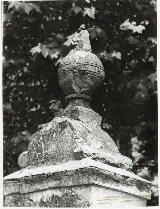 portail d’entrée est au jardin de l’abbé, détail d’un pot à feu 