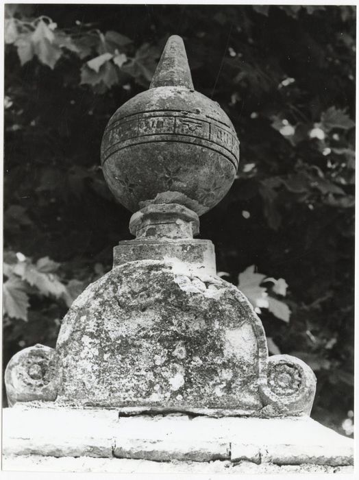 portail d’entrée est au jardin de l’abbé, détail d’un pot à feu 