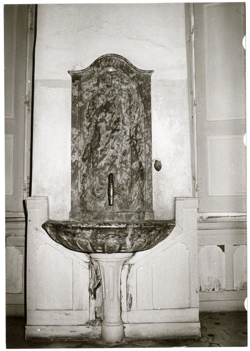 pièce précédant le réfectoire, fontaine