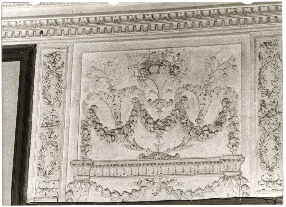 aile sud, rez-de-chaussée, salon dit « des Gobelins », détail d’un dessus-de-porte