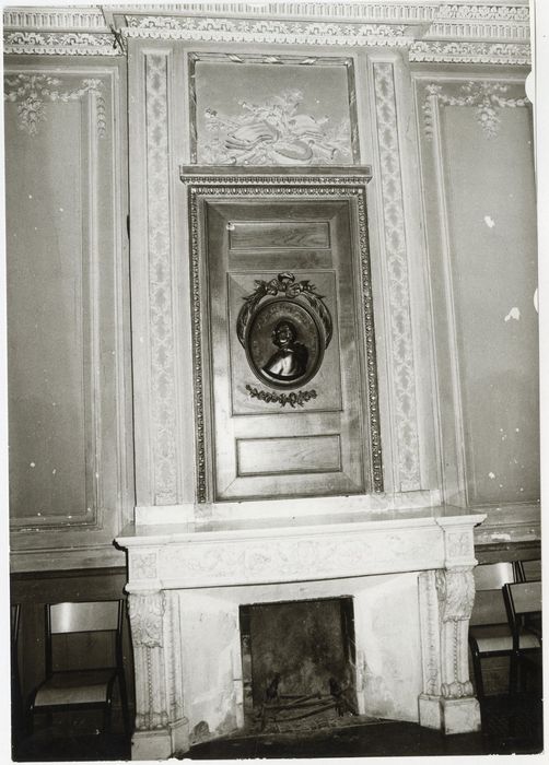 aile sud, rez-de-chaussée, salon bleu, cheminée