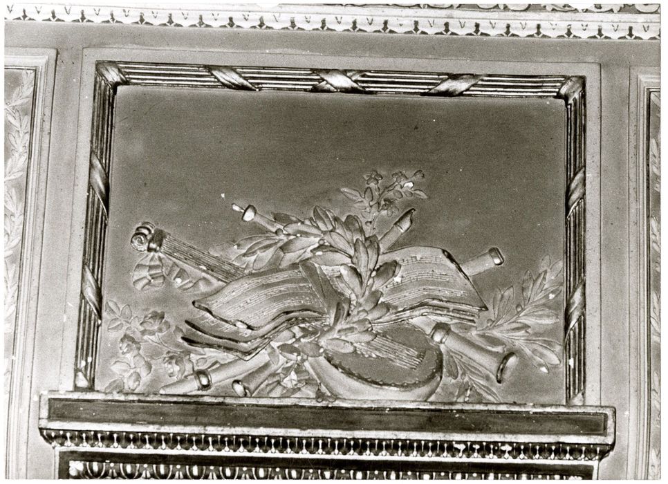 aile sud, rez-de-chaussée, salon bleu, détail d’un dessus-de-porte