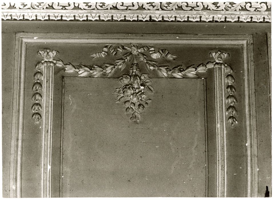 aile sud, rez-de-chaussée, salon bleu, détail d’un dessus-de-porte