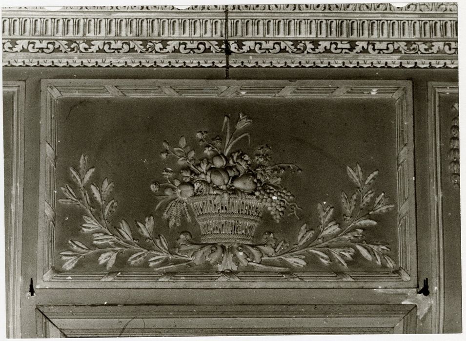 aile sud, rez-de-chaussée, salon bleu, détail d’un dessus-de-porte