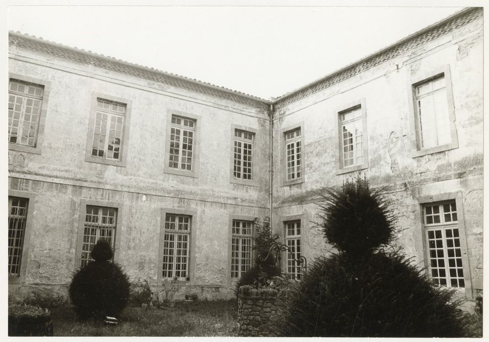 cour du cloître, vue partielle des façades