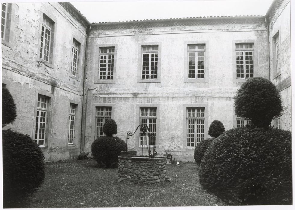cour du cloître, vue partielle des façades