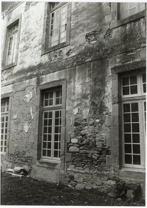 cour du cloître, vue partielle d’une façade