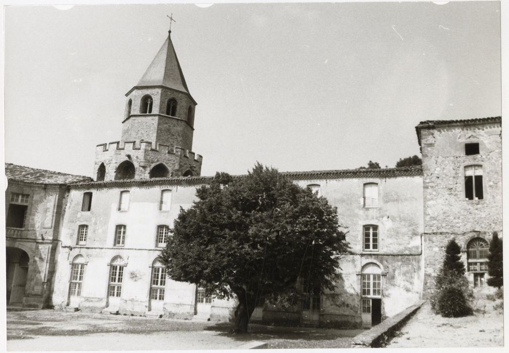 cour des Collets Rouges, aile nord, façade sud