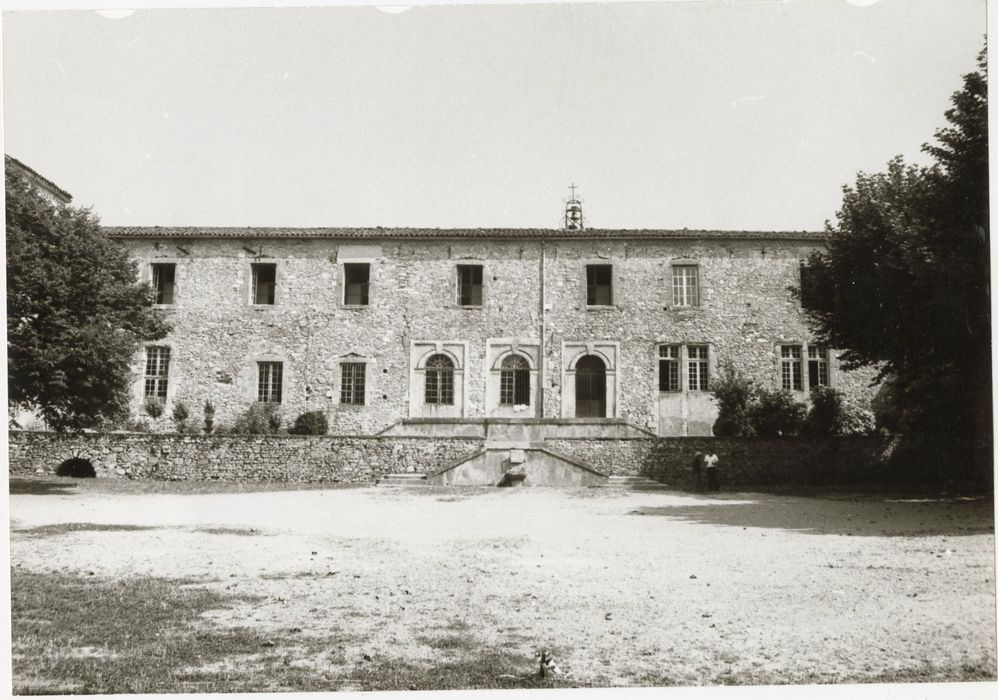 cour des Collets Rouges, aile est, façade est