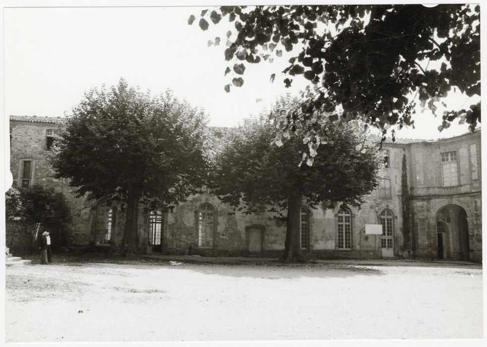 cour des Collets Rouges, aile sud, façade nord