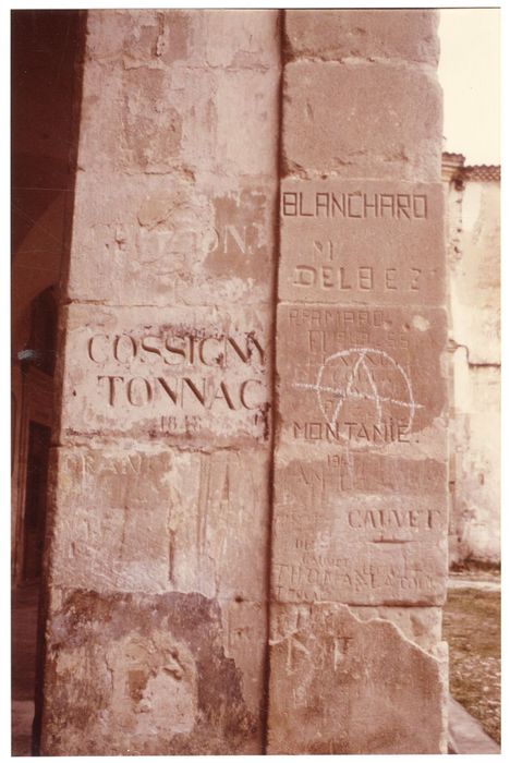 cour des Collets Rouges, galerie ouest, détail de graffiti