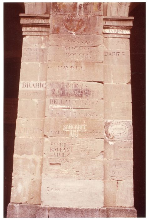 cour des Collets Rouges, galerie ouest, détail de graffiti