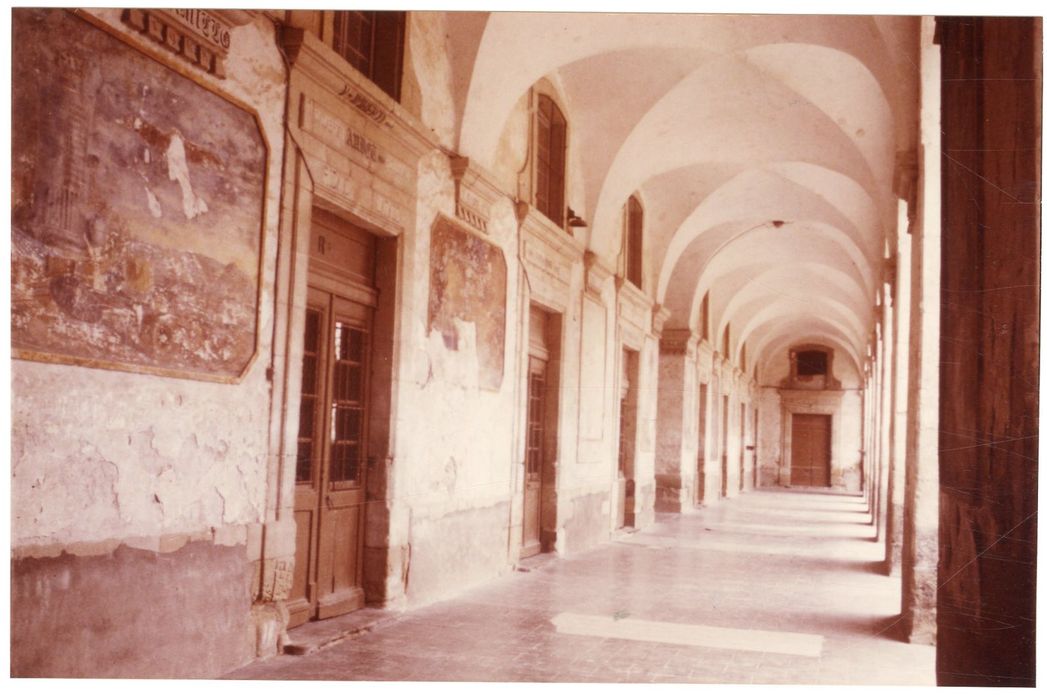 cour des Collets Rouges, galerie ouest