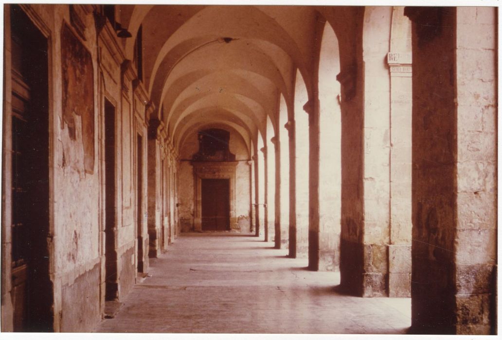 cour des Collets Rouges, galerie ouest