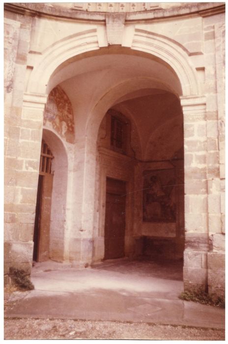 cour des Collets Rouges, galerie ouest, vue partielle