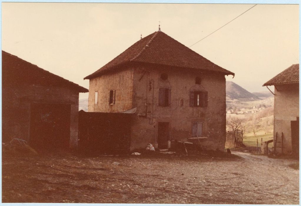 bâtiments de ferme, vue partielle