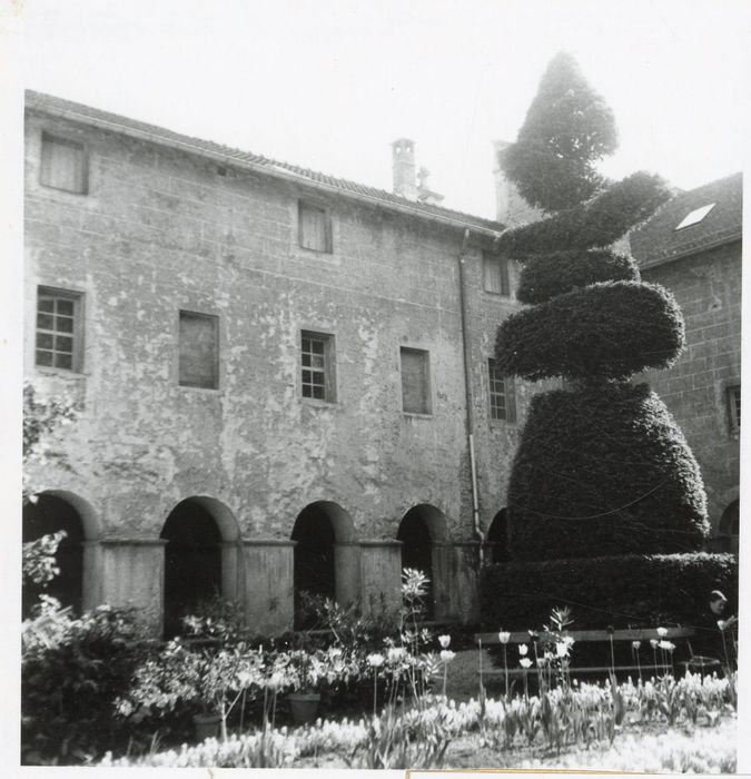 cloître, aile sud, façade nord