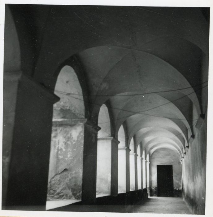 cloître, vue générale d’une galerie