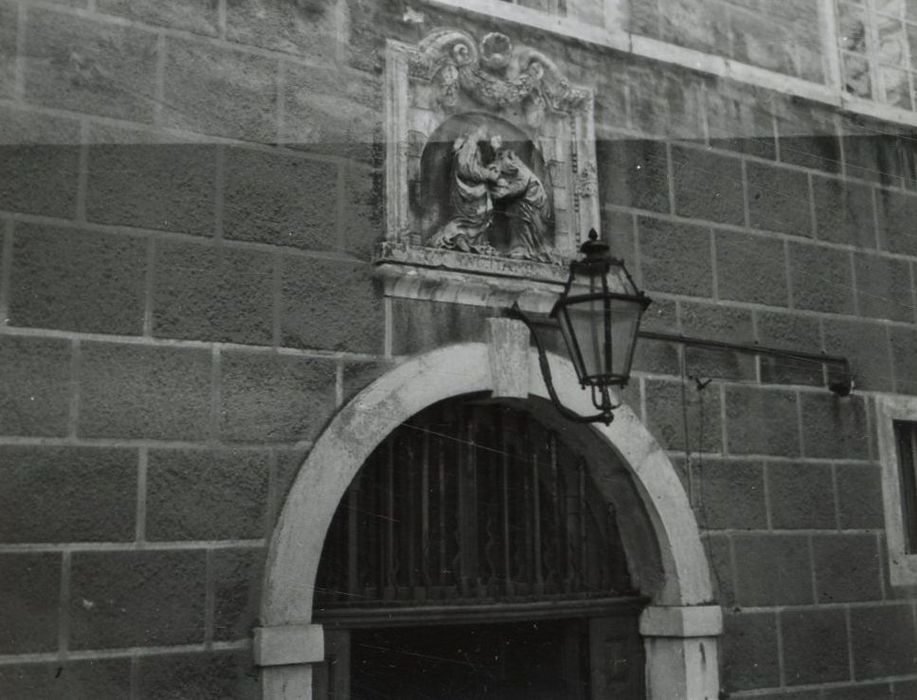 haut-relief au-dessus de la porte d’entrée : Visitation (la)
