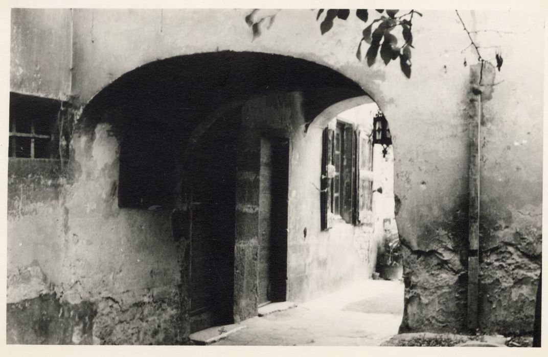 passage couvert d’accès à la cour intérieure