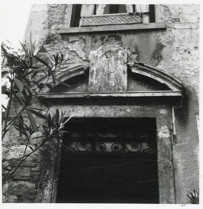 porte d’accès sur la cour intérieure