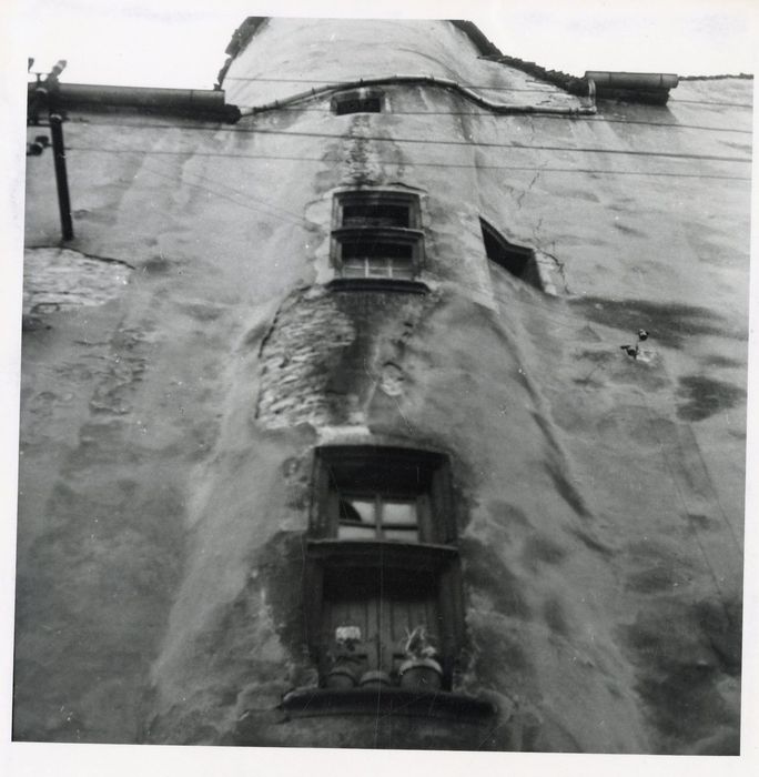 façade sur rue, vue partielle