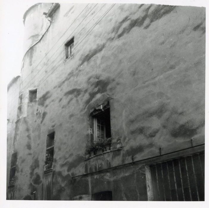 façade sur rue, vue partielle