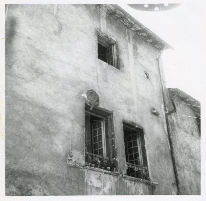 façade sur rue, vue partielle