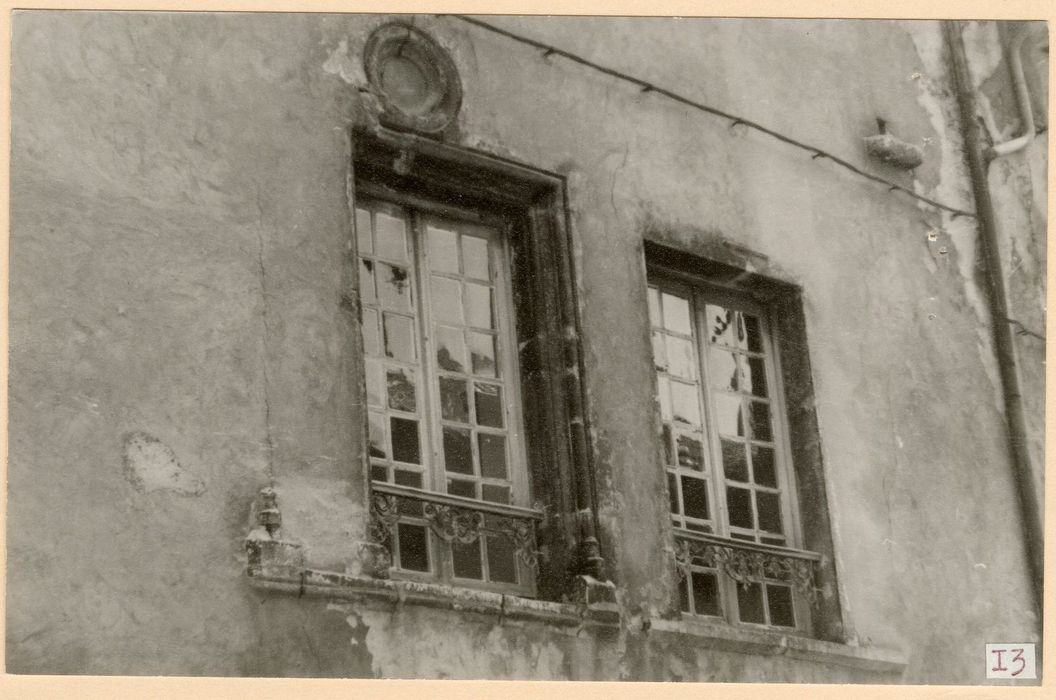 façade sur rue, détail de deux baies