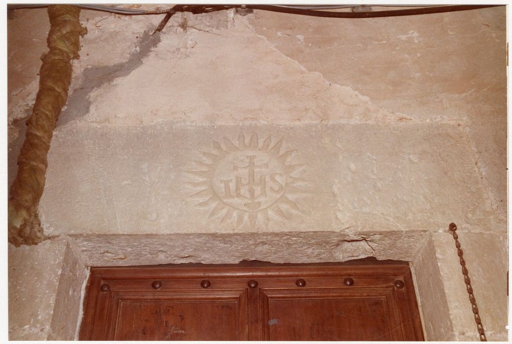 détail du linteau de la porte sous le porche donnant accès à la cour intérieure