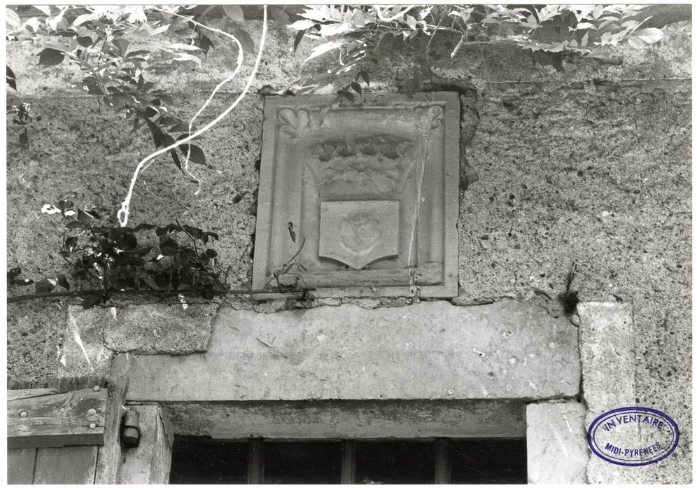 façade sud, détail d’un bas-relief armorié