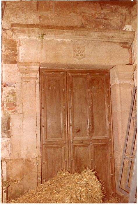 porte d’accès à l’escalier depuis la cour intérieure