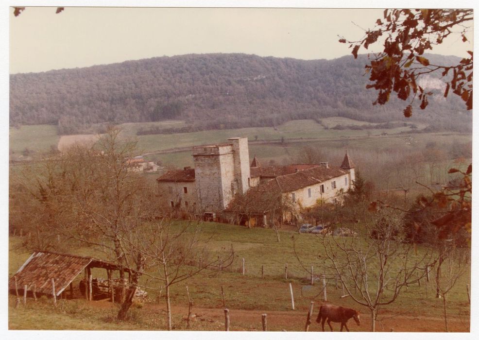 vue générale du prieuré dans son environnement depuis le Nord-Ouest