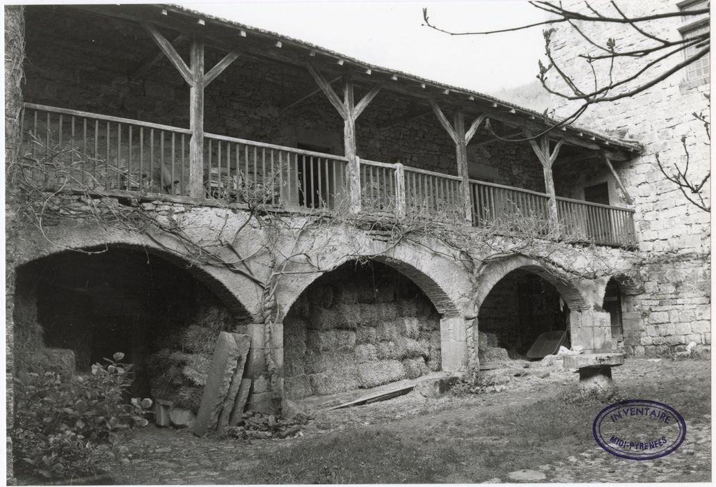 cour intérieure, façade nord-est, galerie