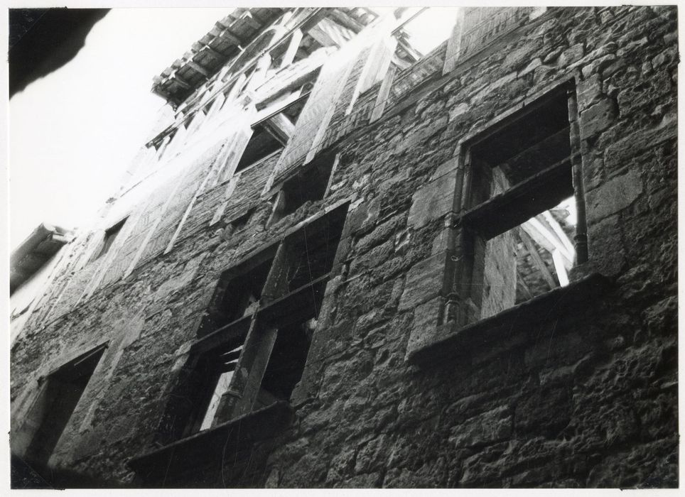 façade sud sur rue, vue partielle