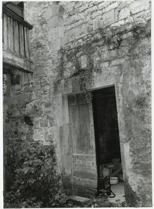 porte sur la cour intérieure