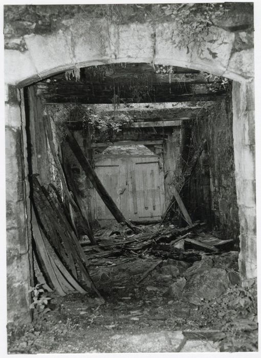 passage couvert en direction de la rue depuis la cour intérieure