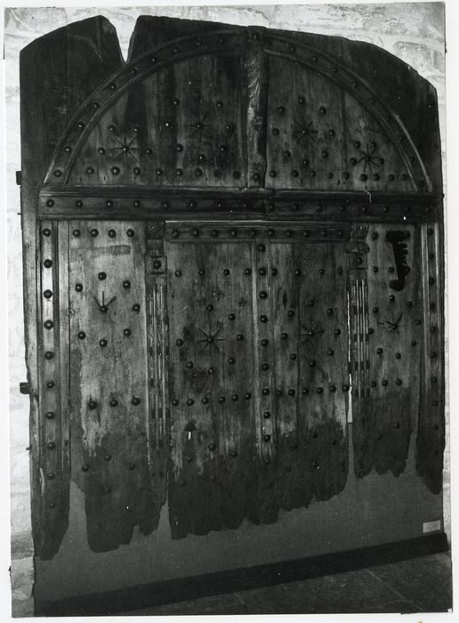 vantaux du portail d’accès sur rue déposés à l’Hôtel de ville