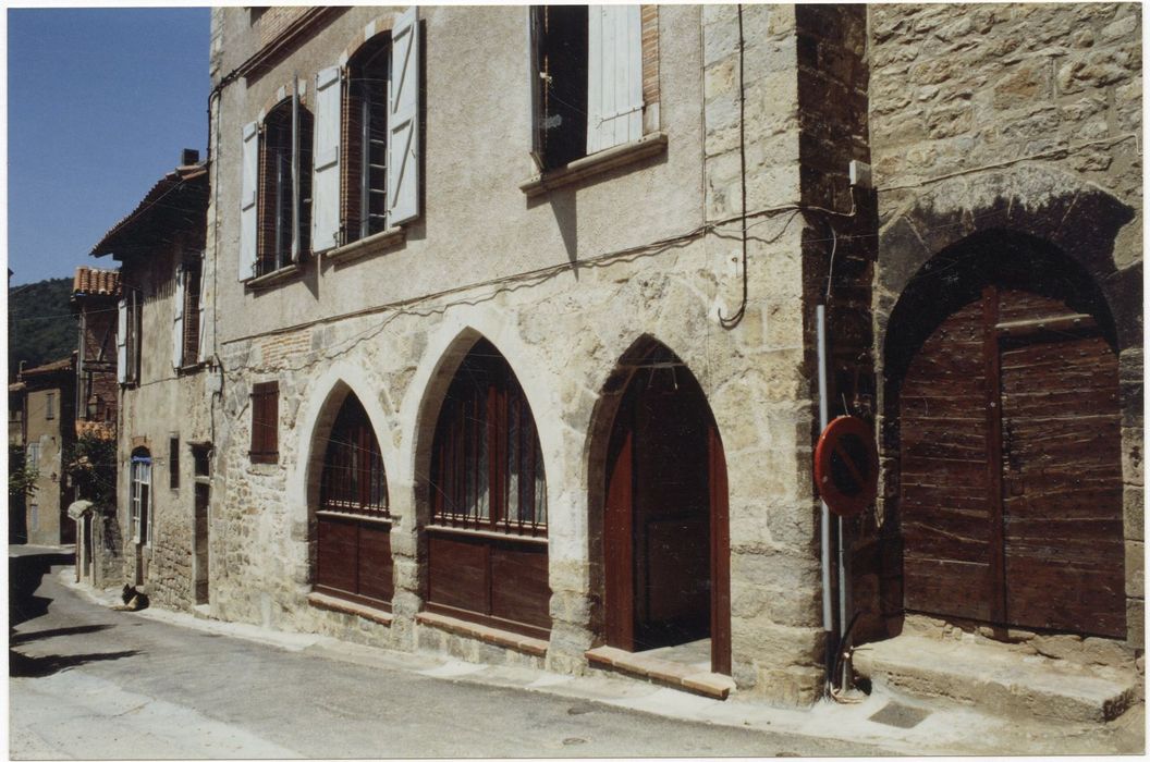 façade est sur la rue Cayssac, à droite portail d’accès à la maison Robert et à la maison dite « Le Maréchal »